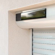 Ouvrir et fermer ses stores grâce à l'énergie solaire